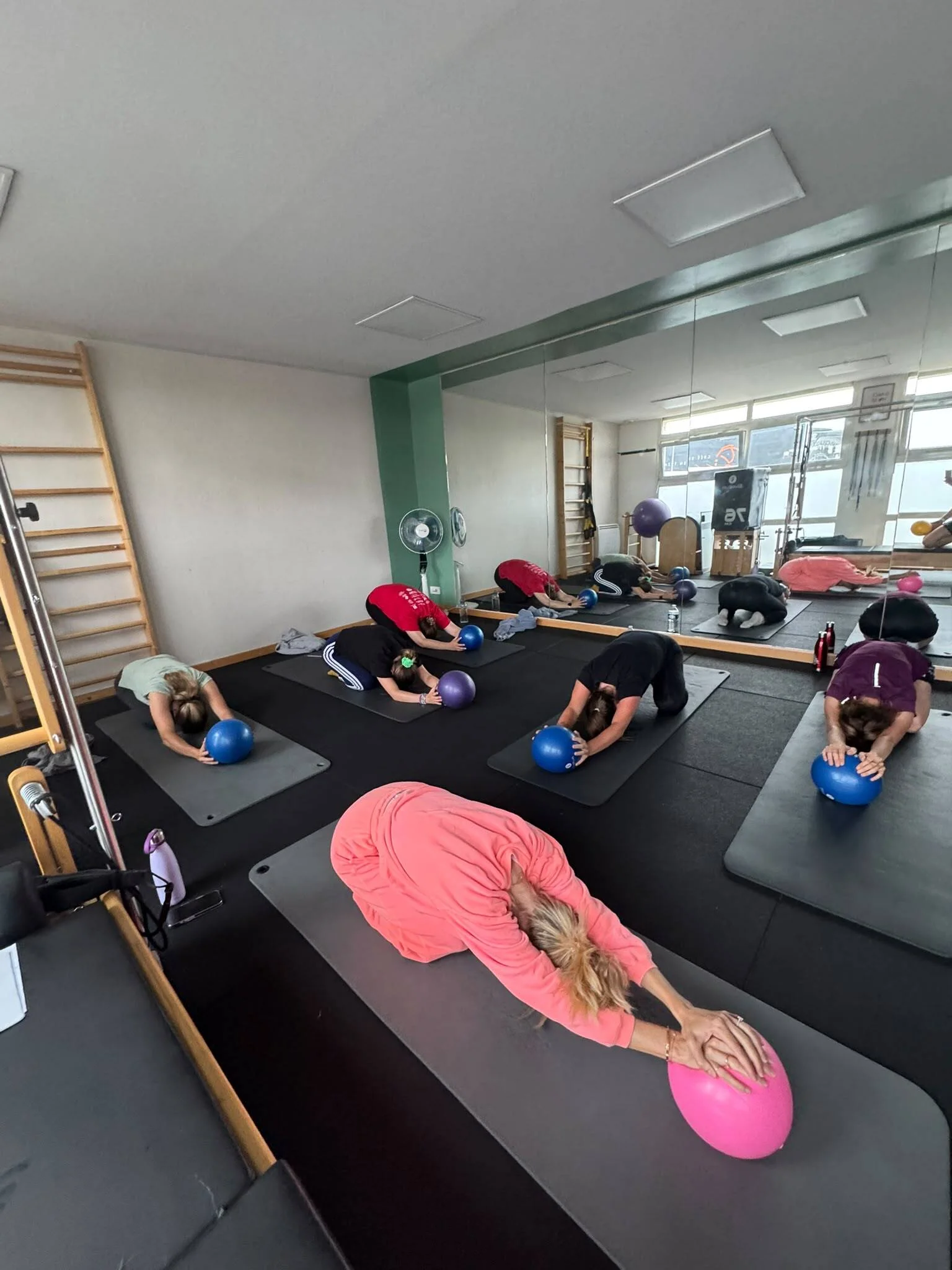Séance de Pilates en petit groupe au studio Seizh’N