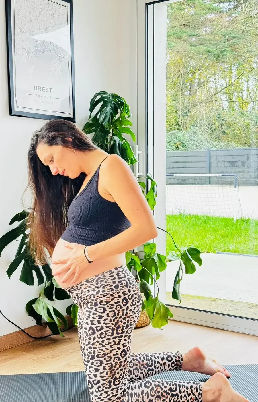 Nolwenn enceinte, mains posées sur le ventre