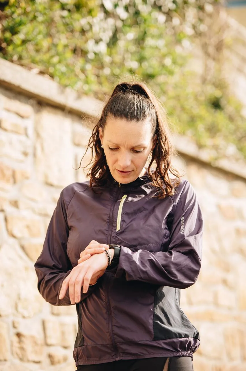 Nolwenn consultant sa montre cardio pendant une sortie course à pied